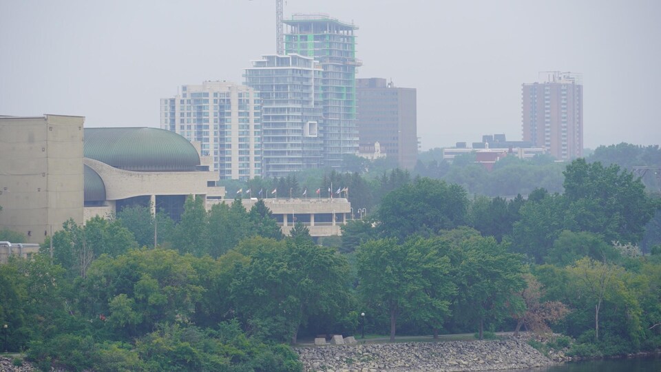 Un ciel couvert au-dessus du Musée de l'histoire du Canada, à Gatineau.