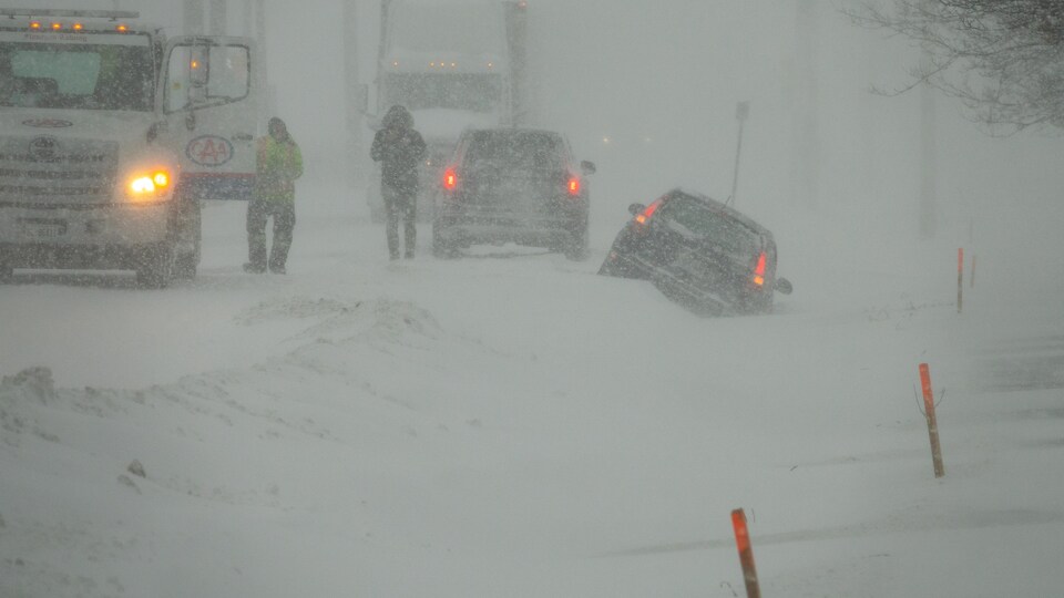 Une voiture sortie de la route dans la neige.