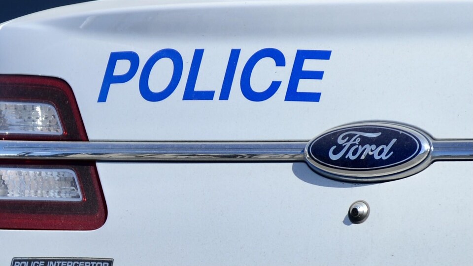 Le logo police sur une voiture.