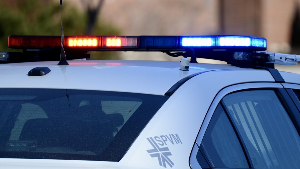 Une voiture de police.