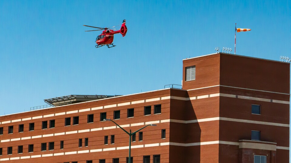 Un hélicoptère du service d'ambulances aériennes STARS plane au-dessus d'un hôpital en Saskatchewan.  