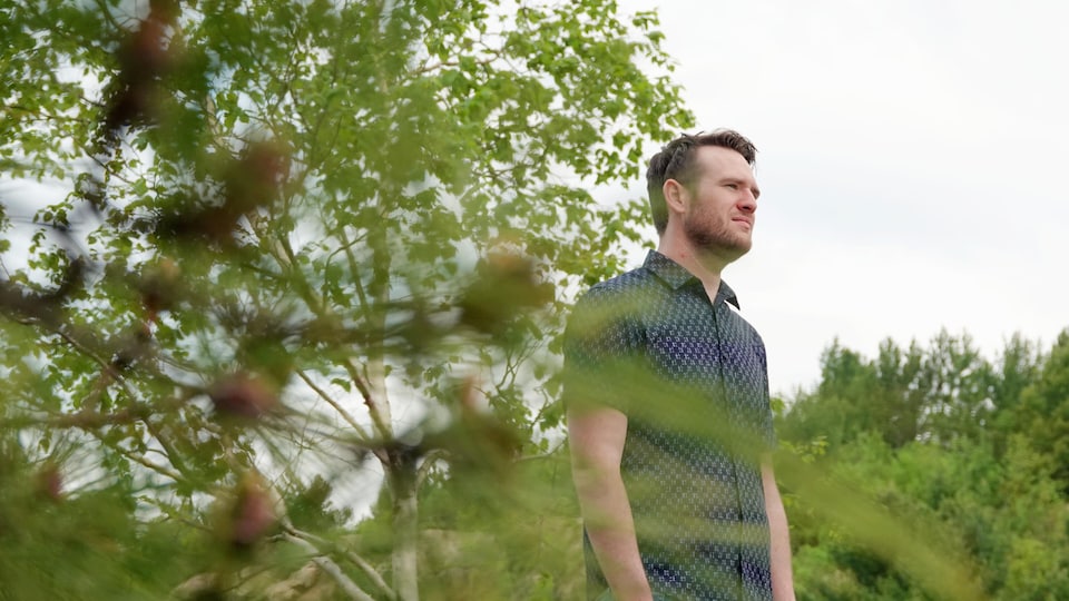 Adam Kirkwood au bord d'un lac.