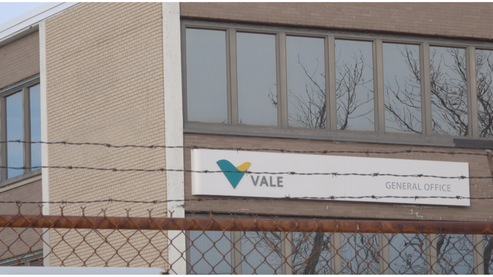 Un édifice de Vale derrière une clôture.