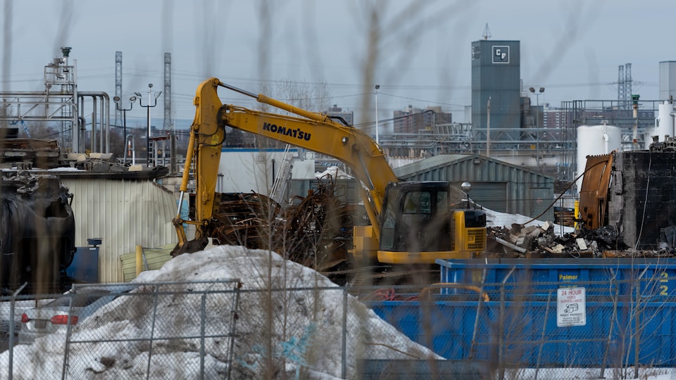 Les décombres de l'usine d'Eastway Tank à Ottawa.