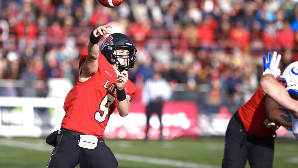 Thomas Bolduc lance le ballon