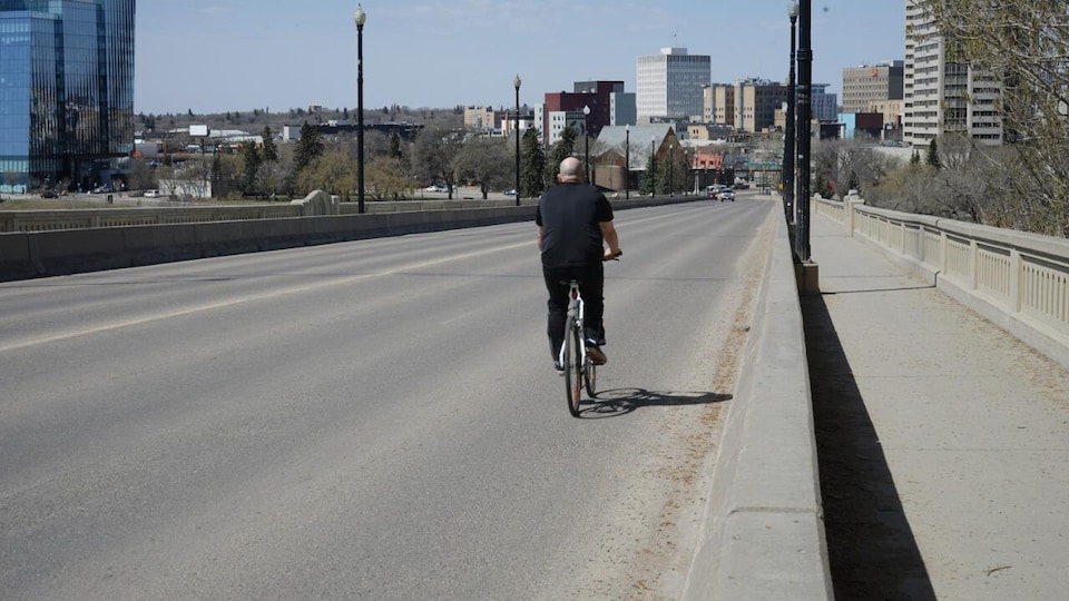 Un vélo à Saskatoon sur le pont Broadway.