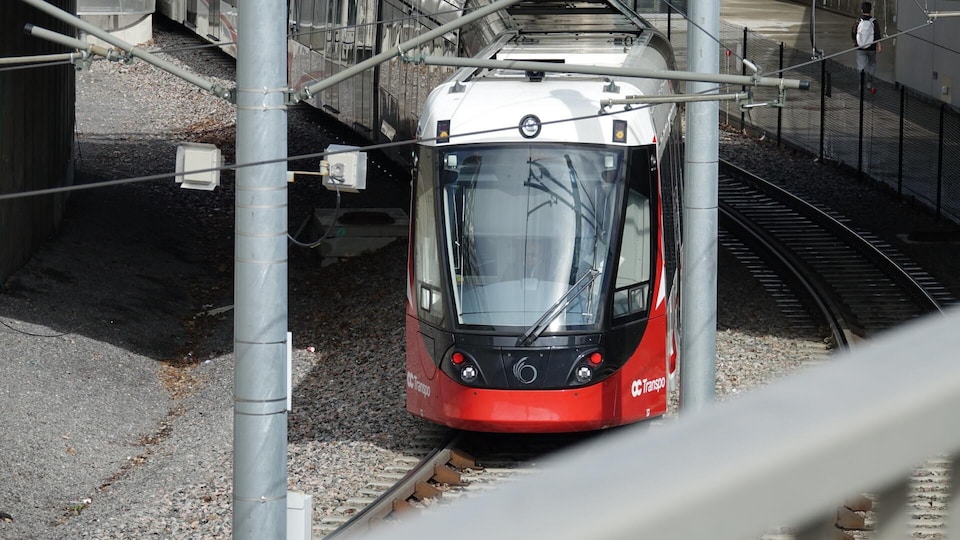 Le train passe sous une structure.
