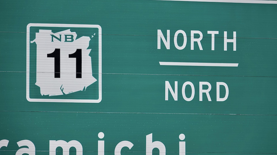 Panneau routier vert de la route 11 nord au Nouveau-Brunswick.