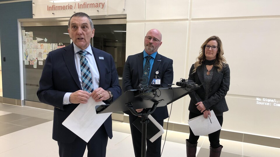 Trois dirigeants de Vitalité dans un hôpital.