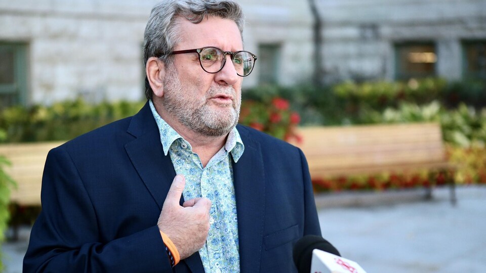 Très expressif, le maire de Québec est en mêlée de presse à l’extérieur de l’hôtel de ville.