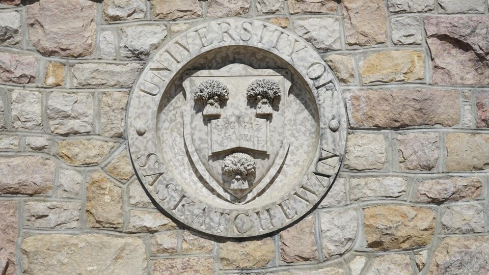 Le sigle de l'Université de la Saskatchewan sur un mur de pierre de l'Université