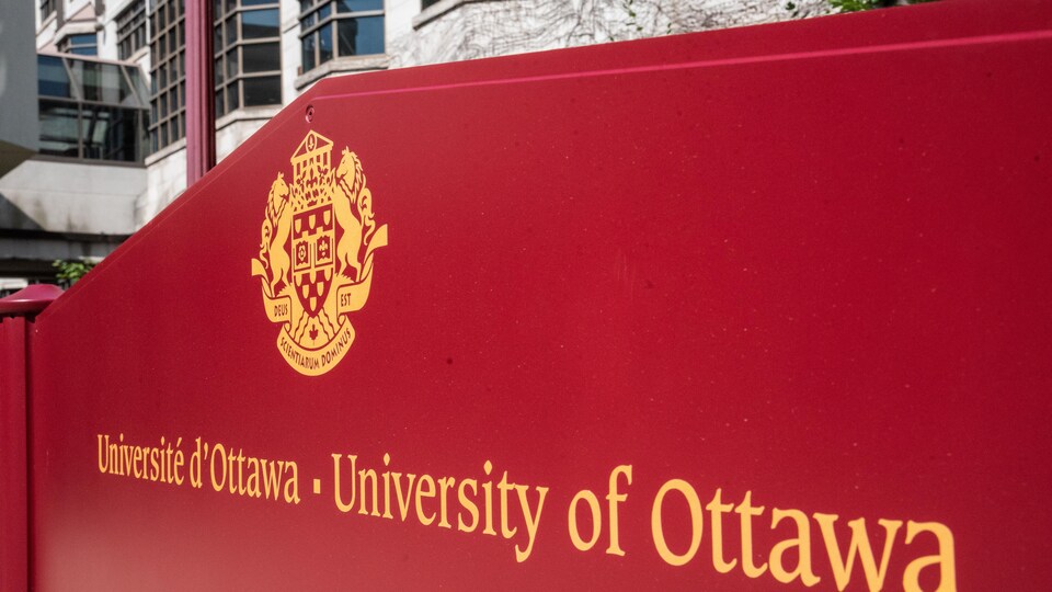 Affiche de l'Université avec le logo de l'institution.