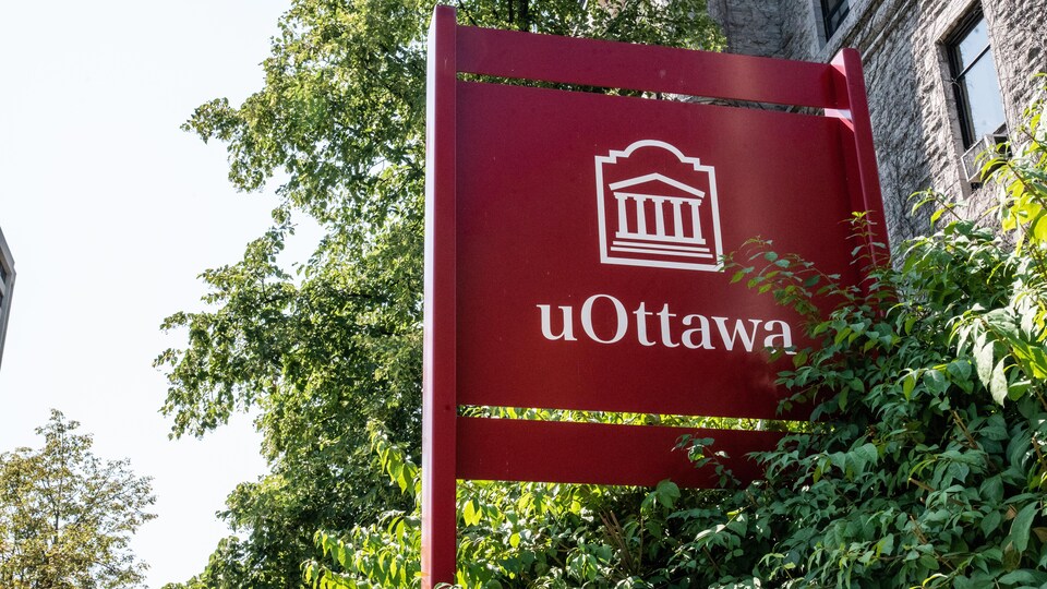Affiche rouge sur laquelle on peut lire "uOttawa".