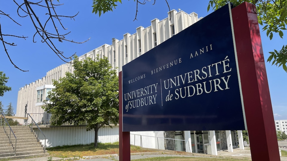 Une enseigne de l'Université de Sudbury devant un bâtiment.