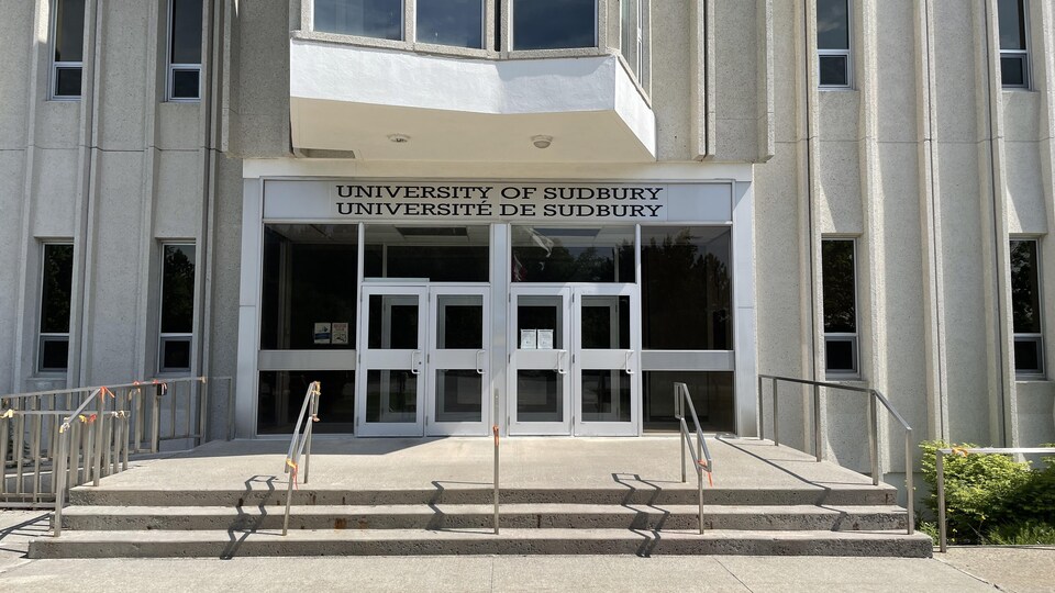 La façade de l'Université de Sudbury.
