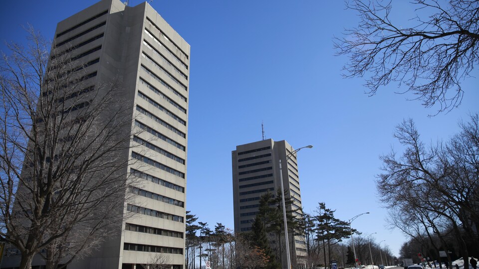 Deux immeubles de l'Université Laval.