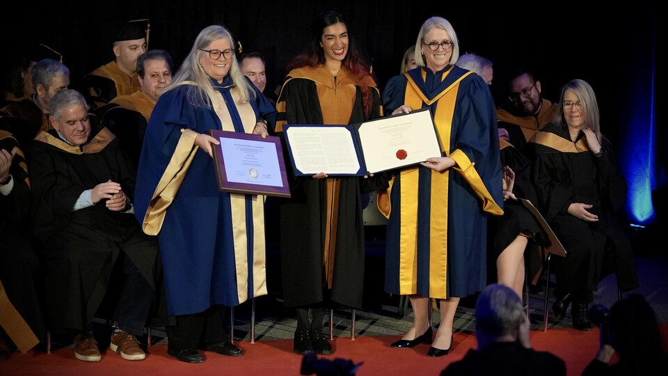 Farah Alibay avec son doctorat honorifique.
