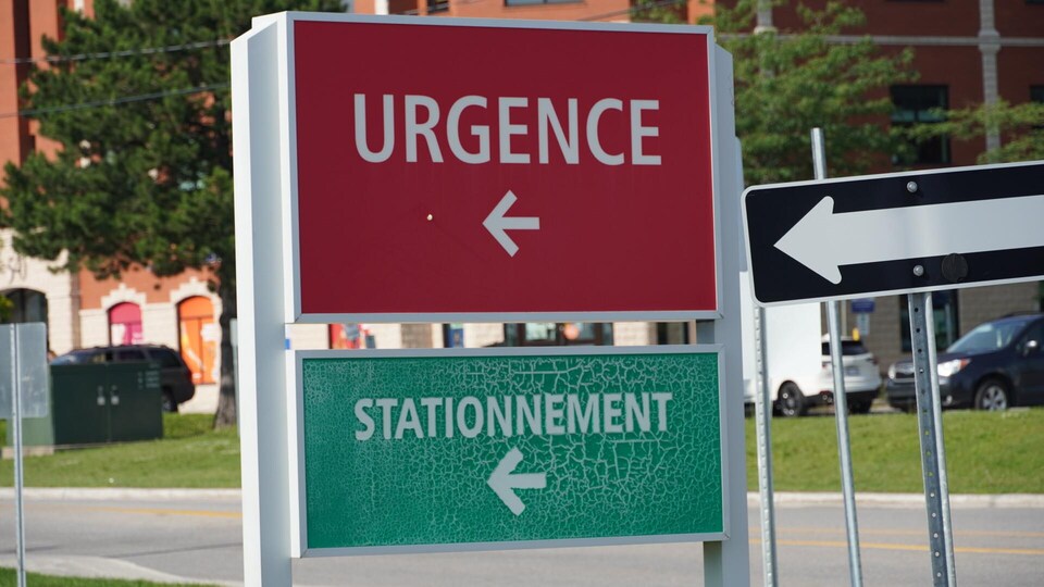 Un panneau extérieur indiquant le service d'urgence d'un hôpital.
