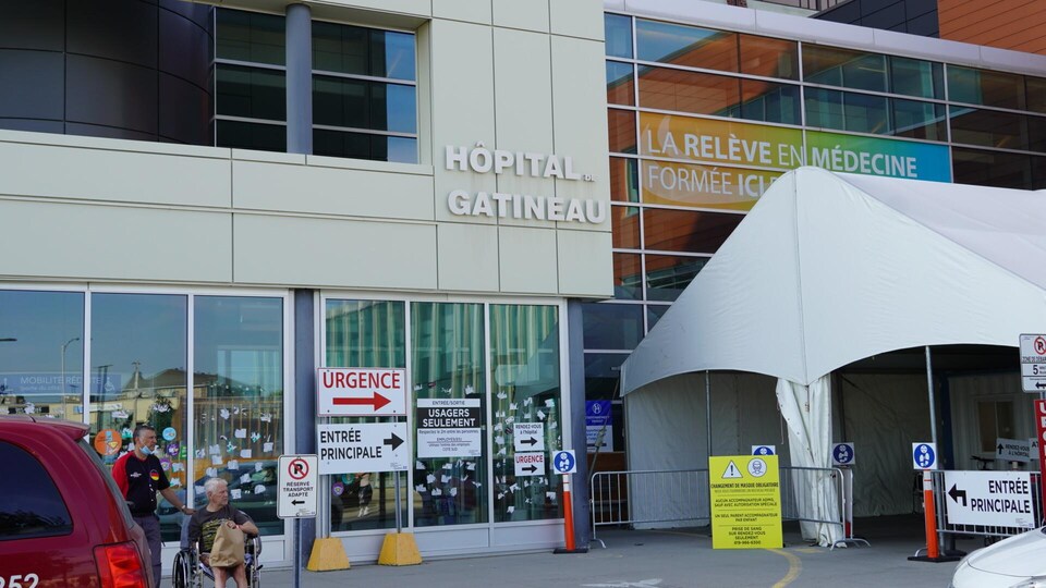 L'entrée d'un hôpital vu de l'extérieur.