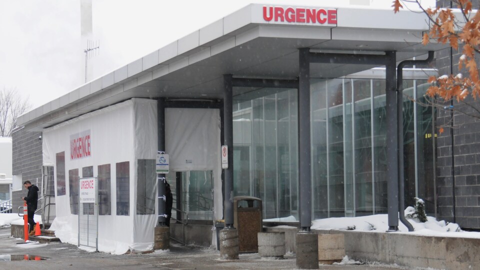 L'entrée de l'urgence de l'Hôpital Saint-François d'Assise en hiver.