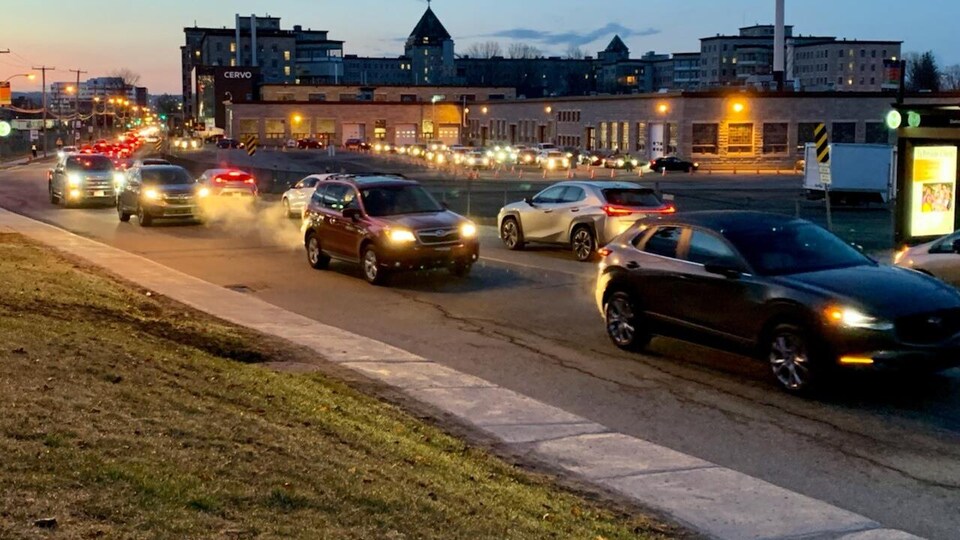 Une file de voitures à l'aurore à Québec.