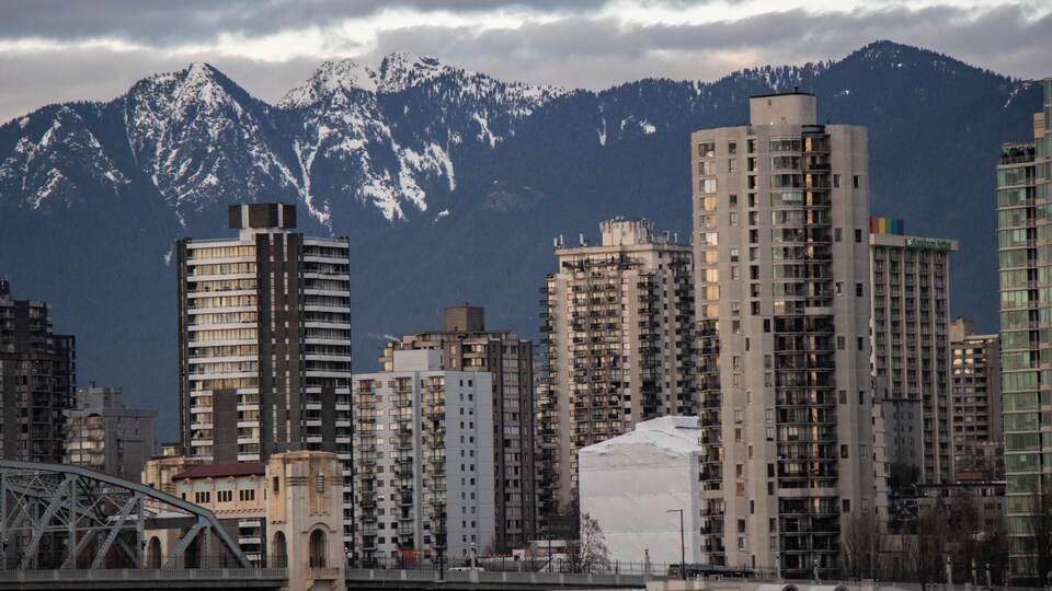 Des immeubles devant les montagnes de Vancouver.