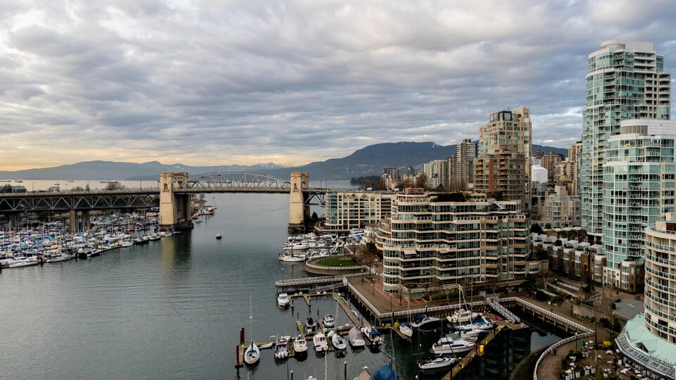 Vue du centre-ville de Vancouver et du pont Granville.
