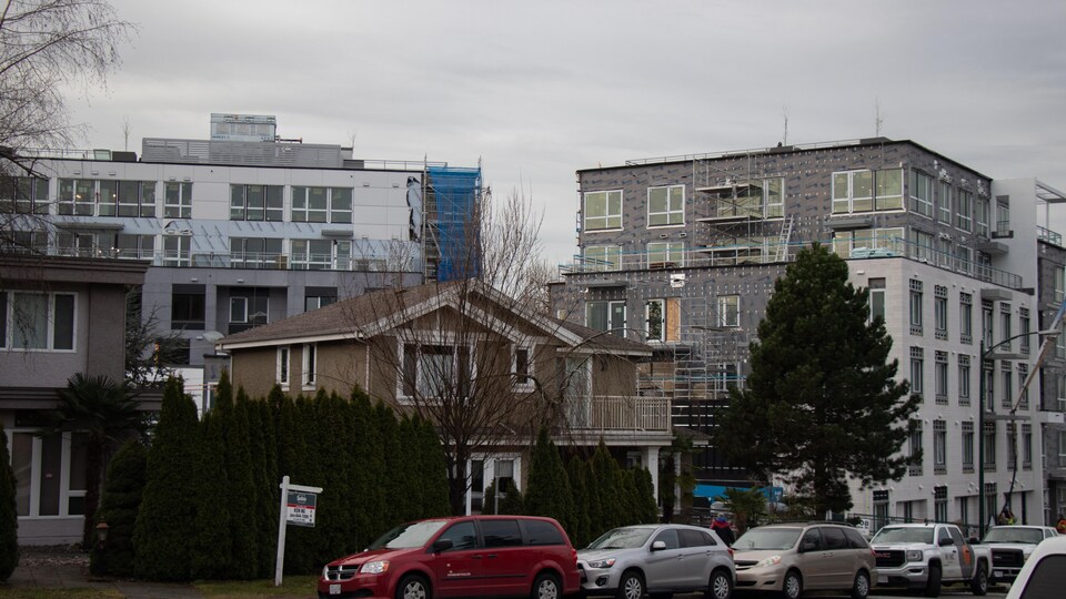 Des maisons et des immeubles à condos dans la région de Vancouver.
