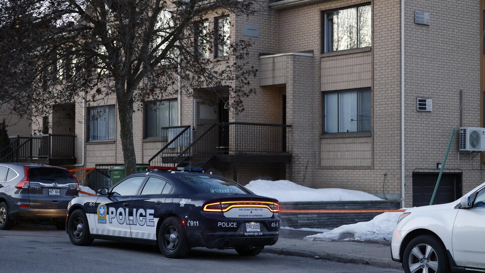 Une autopatrouille garée dans un secteur résidentiel.