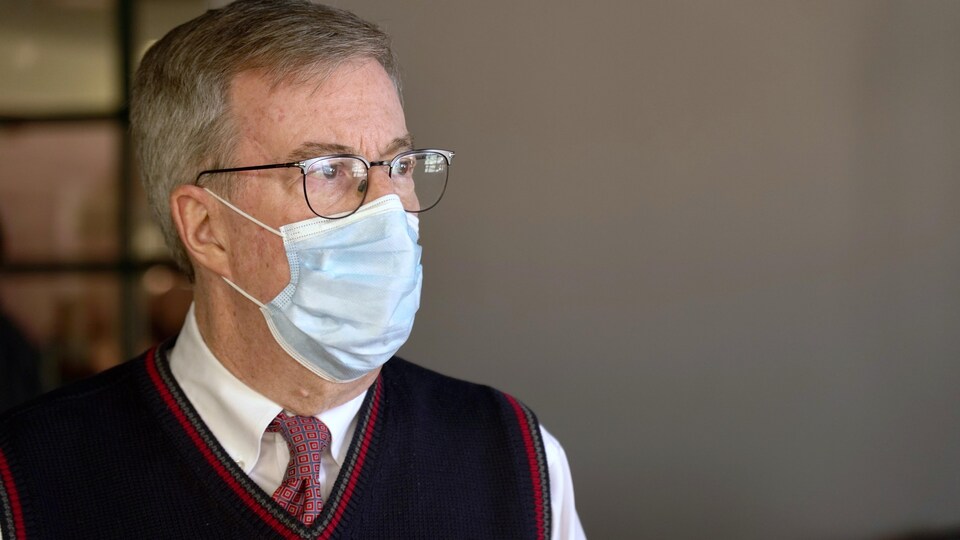 Le maire d'Ottawa, Jim Watson, portant un masque chirurgical. 