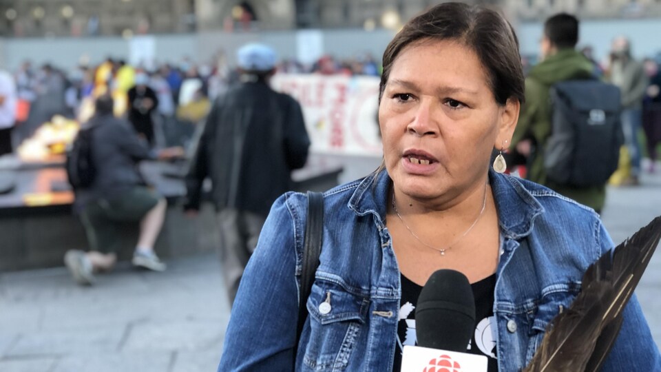Viviane Michel en entrevue devant le parlement à Ottawa lors du rassemblement pour rendre hommage à Joyce Echaquan.