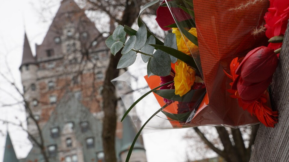Des fleurs déposées sur le lieu du meurtre de François Duchesne.