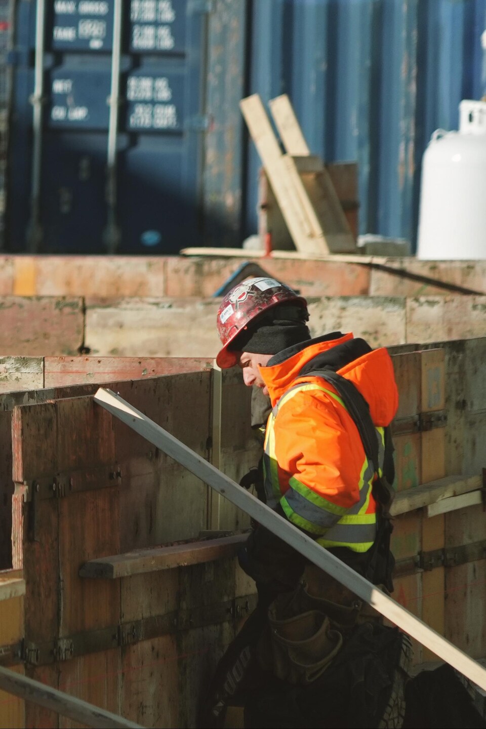 Des travailleurs de chantier sur le bord du boulevard René-Lepage, à Rimouski.
