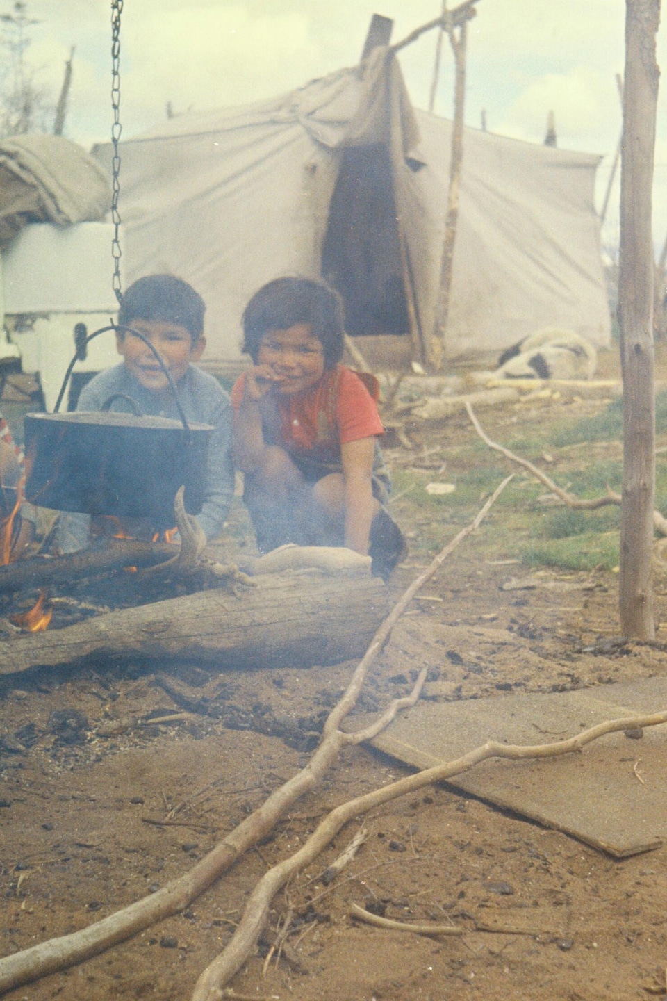 Quatre enfants devant une tente près de Pakuashipi.