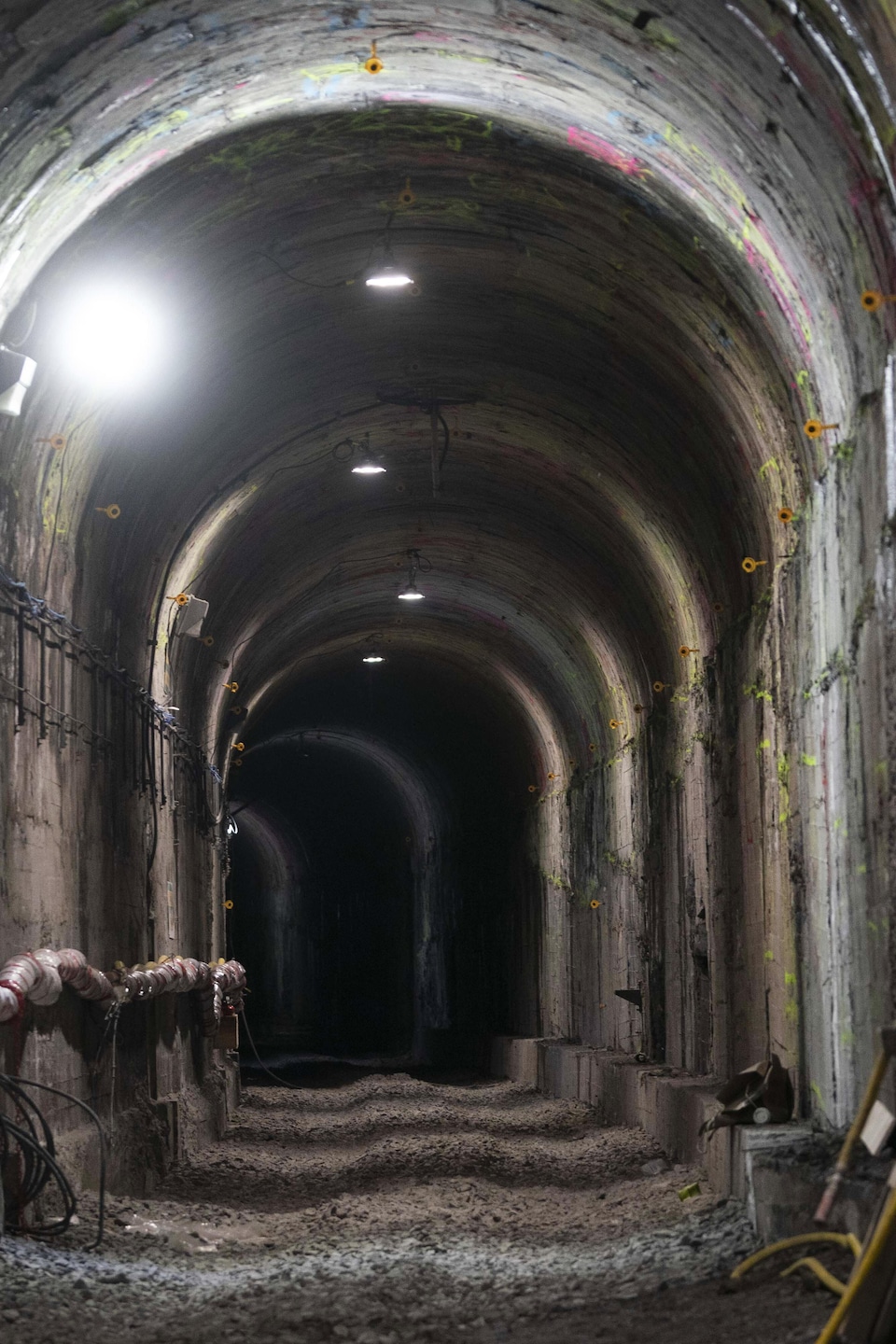 Un tunnel dans l'ombre.