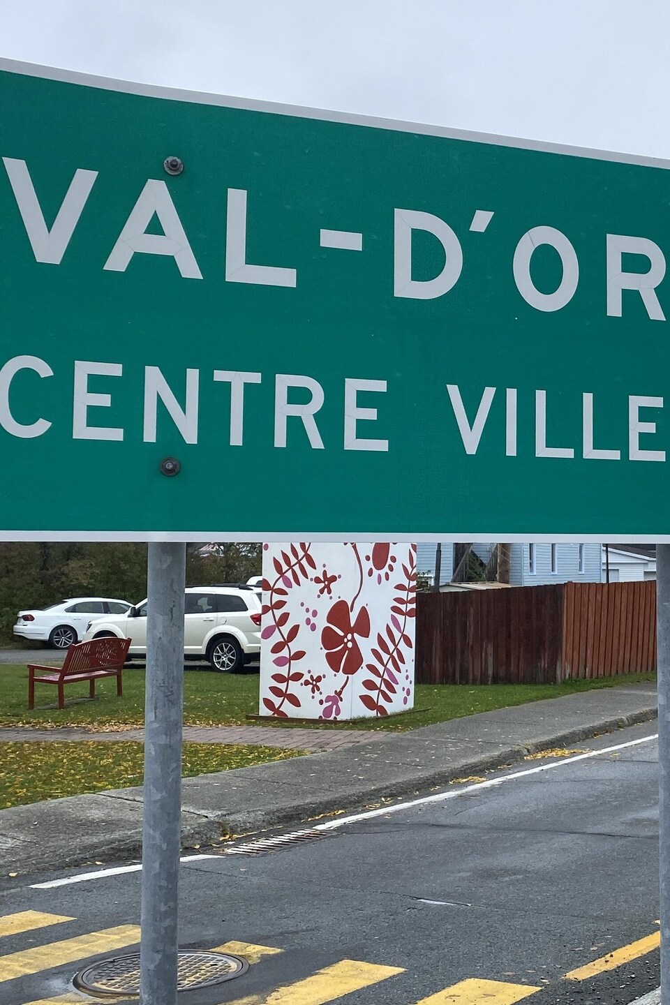 Un panneau routier annonçant la direction à prendre pour atteindre le centre-ville de Val-d'Or.