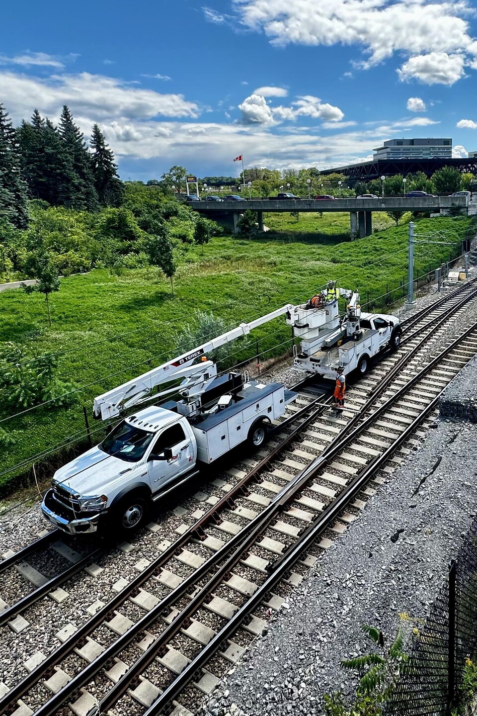 Des réparations sont effectuées sur une voie ferrée de train léger à Ottawa.