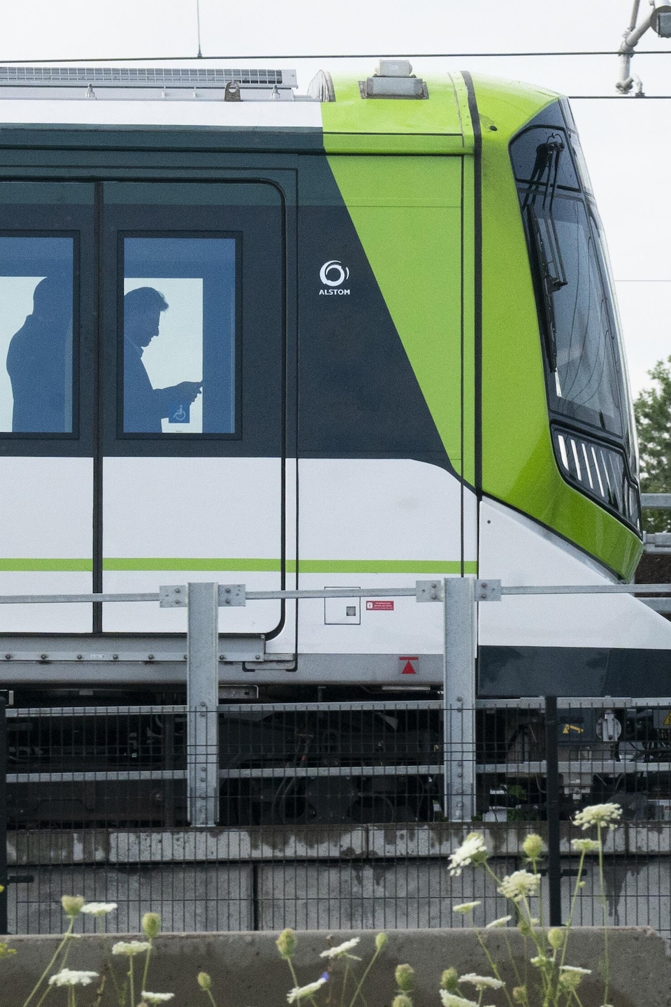 Un train avec des passagers en silhouette.