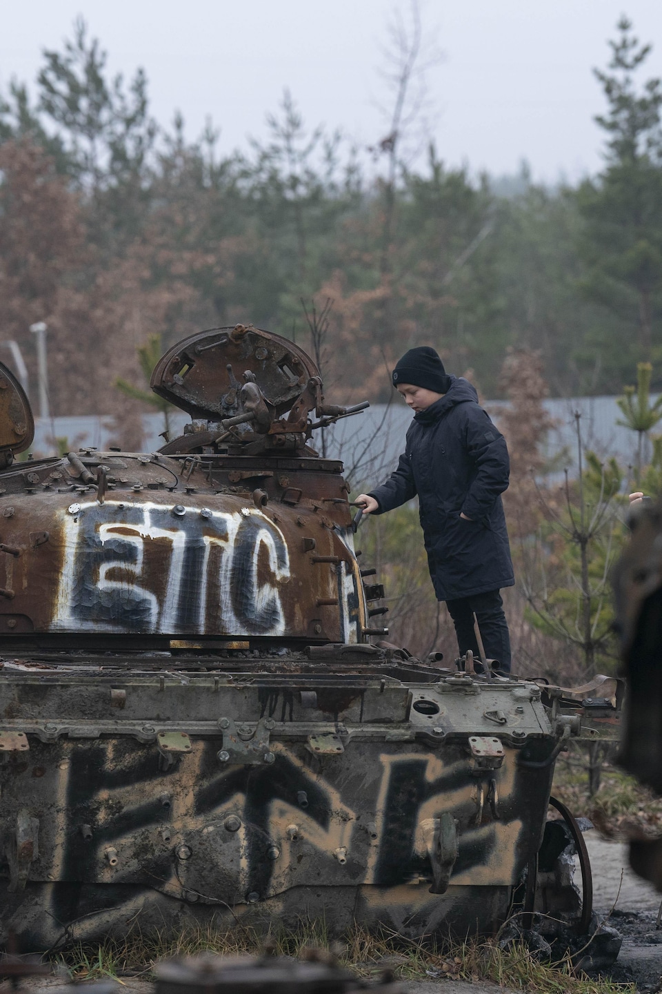  Un enfant sur la carcasse d'un tank russe.