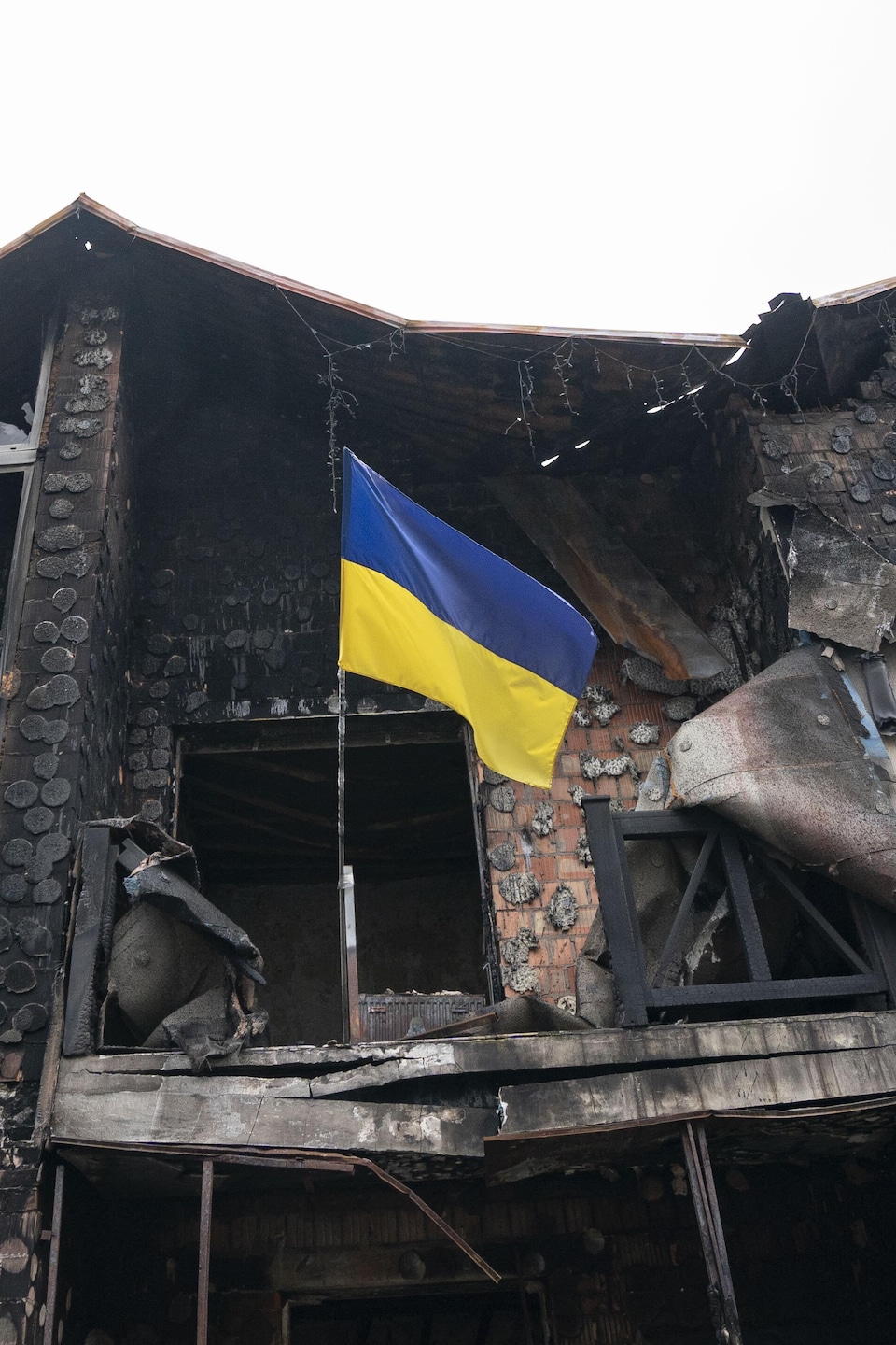 Un drapeau ukrainien dans un bâtiment en ruines.