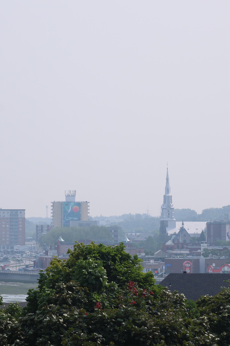 La ville de Rimouski enfumée.