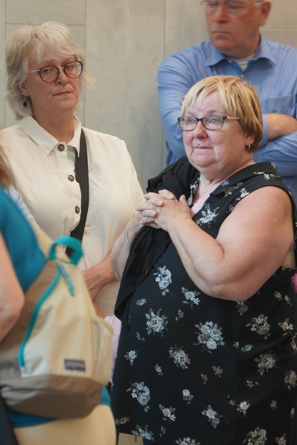 Des proches des victimes émotifs.