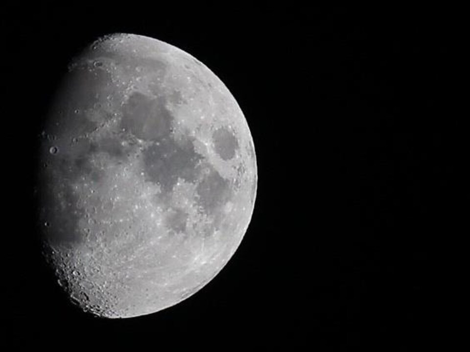 La Lune, satellite naturel de la Terre. 