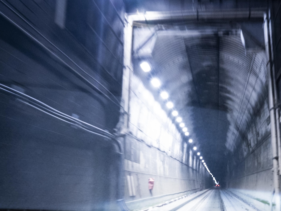 Un véhicule roule dans un tunnel.