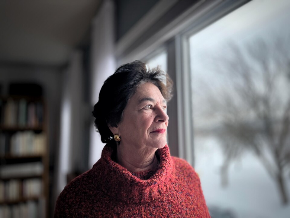 Suzanne-G Chartrand près de la fenêtre.