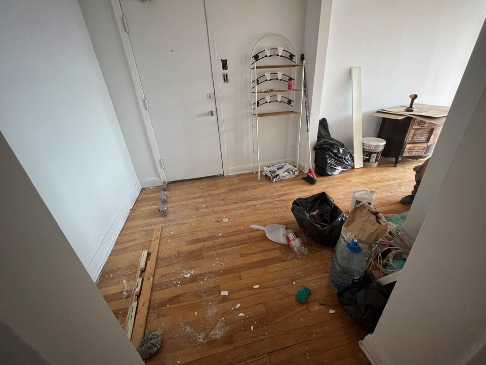 Beaucoup des choses qui traînent sur le sol semblent être des outils de rénovation et des déchets.