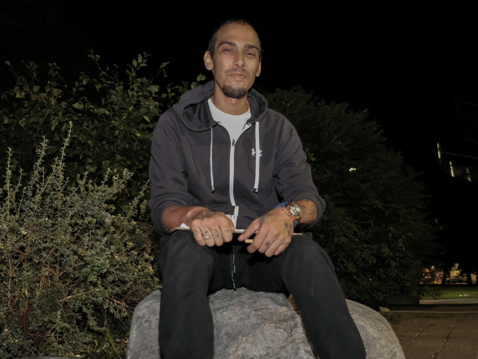 Miguel Séguin assis sur un rocher.