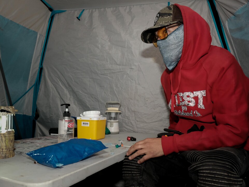 Drew Patriots à l'intérieur de la tente d'injection.