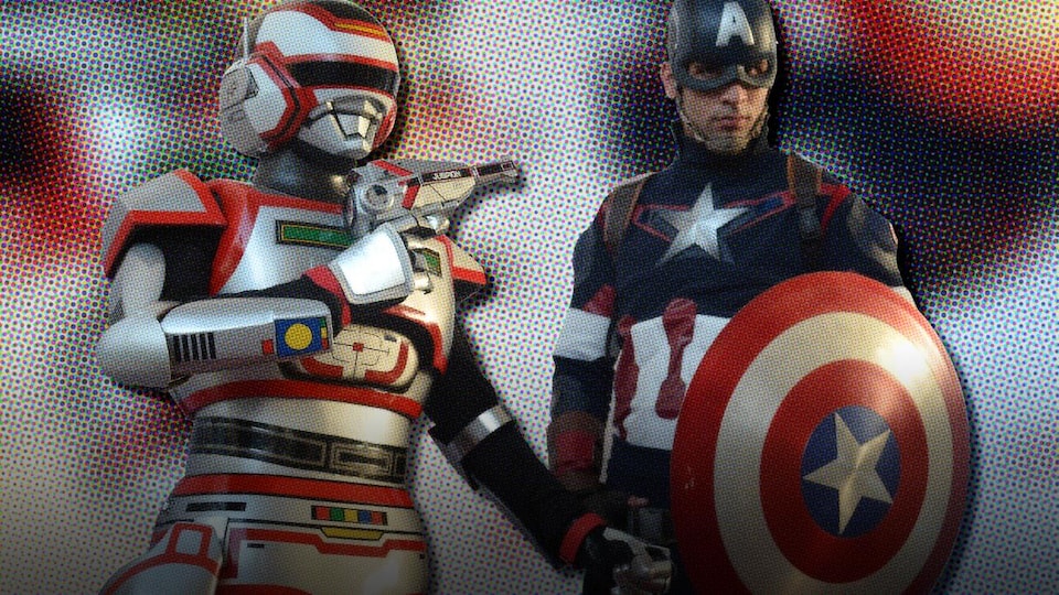 Deux personnes portent des costumes de Ant-Man et de Capitaine America.