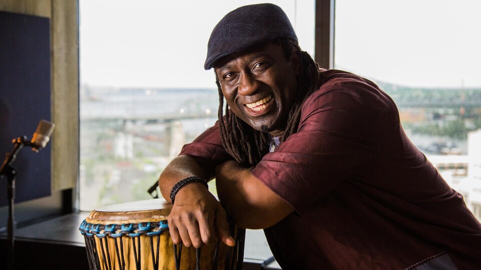 Le musicien et son djembé dans le studio d'ICI MUSIQUE.